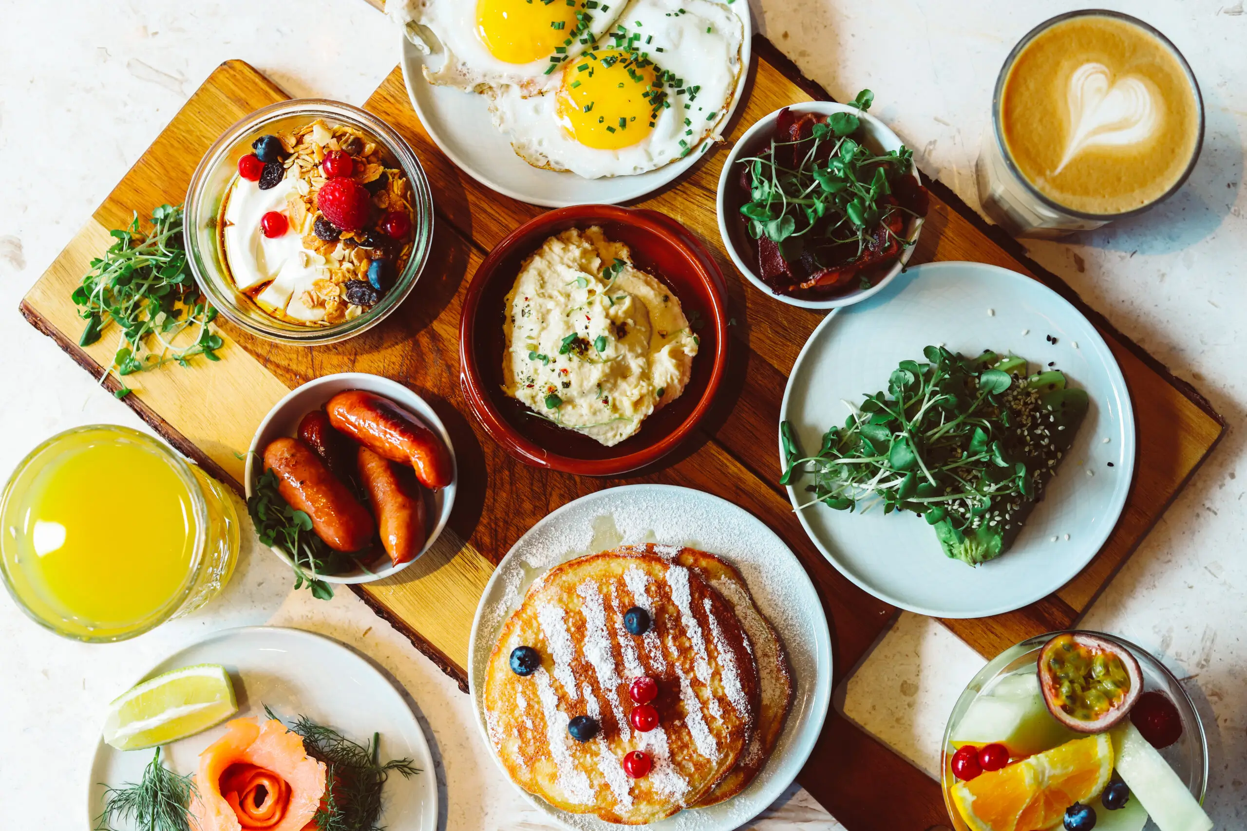 Oversigt over de lækre valgmuligheder i Café de Picassos brunchbuffet